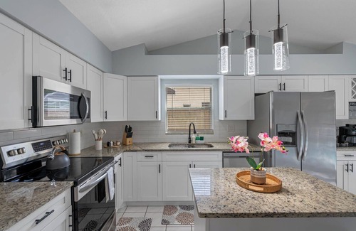 Oldsmar House | Tropical Vacay pool home