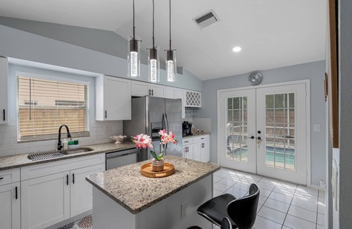 Oldsmar House | Tropical Vacay pool home