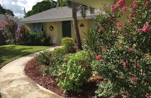 Venice East House | Tropical Venice East Bungalow Heated Pool Minutes to Restaurants, Beaches, Golf