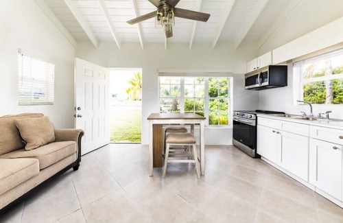 Bottle Creek Apartment | Tropical Vibes - Twin Apartments Walk to the Beach