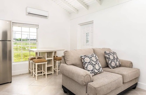 Bottle Creek Apartment | Tropical Vibes - Twin Apartments Walk to the Beach