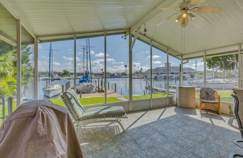 Flor-a-mar House | Tropical Waterfront 2bdrm sleeps 6 w/boat slip available behind home!
