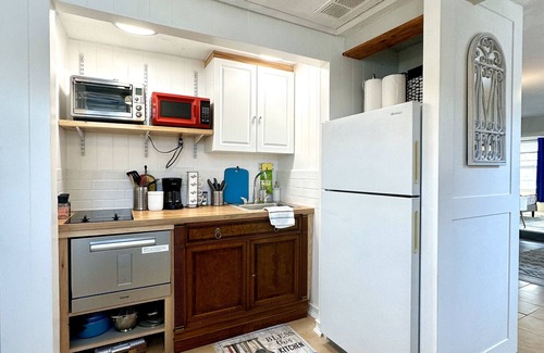 Seminole House | TROPlCAL HAVEN-BBQ/WASHER/DRYER-NEAR BEACH/LAKE/PARK/MALL/GYM/RESTAURANT/MARINA!