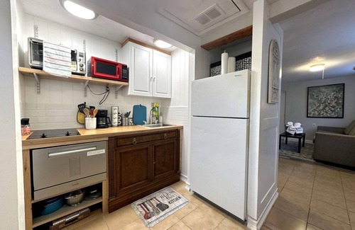 Seminole House | TROPlCAL HAVEN-BBQ/WASHER/DRYER-NEAR BEACH/LAKE/PARK/MALL/GYM/RESTAURANT/MARINA!