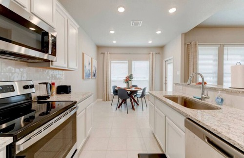Troy House | Troy 4BR Hub for Business Pros