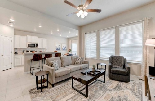 Troy House | Troy 4BR Hub for Business Pros