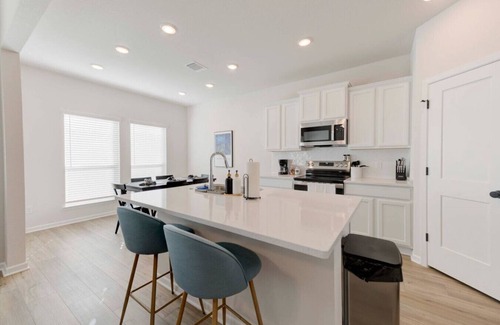 Troy House | Troy Gem: Stylish & Central Stay