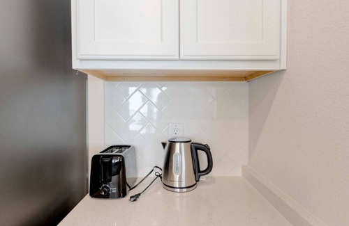 Troy House | Troy Gem: Stylish & Central Stay