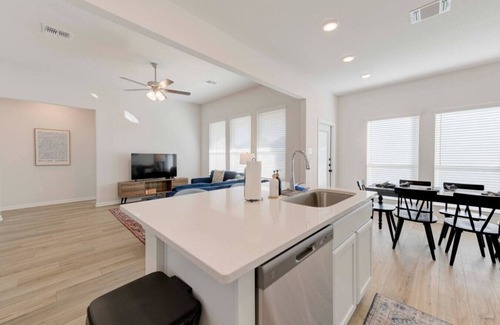 Troy House | Troy Gem: Stylish & Central Stay