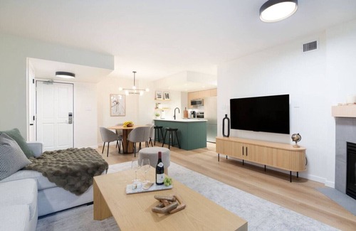 Village North Apartment | True Luxury - Pool, HT, Sauna
