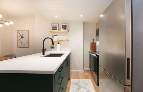 Village North Apartment | True Luxury - Pool, HT, Sauna