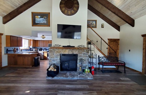 Silverthorne House | True mountain getaway with easy drive to over 6 ski resorts.