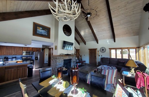 Silverthorne House | True mountain getaway with easy drive to over 6 ski resorts.