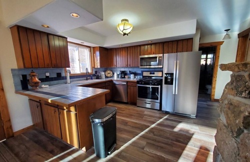 Silverthorne House | True mountain getaway with easy drive to over 6 ski resorts.