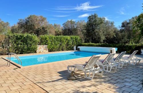 San Michele Salentino Villa | 'Trullo della Luna' tipico casale in un uliveto, piscina esclusiva