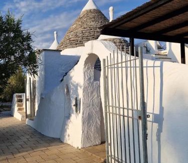 San Michele Salentino Villa | 'Trullo della Luna' tipico casale in un uliveto, piscina esclusiva