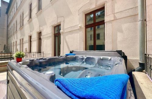Erzsebetvaros Apartment | TubLife Terrace Suite - PRIVATE JACUZZI - FreeParking