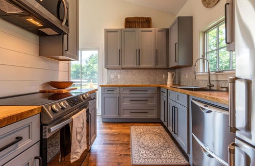 Manchester Center House | TUCKED ABOVE: IN TOWN 3 BDR/2 BATH