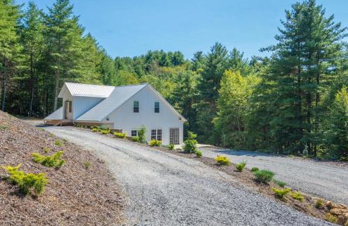 Jefferson House | Tucked away in the woods - minutes to the New River - Acreage to explore!