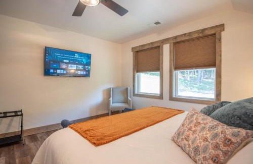 Jefferson House | Tucked away in the woods - minutes to the New River - Acreage to explore!