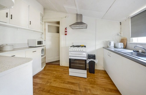 Portland Cottage | Tucked in behind the local Baker, centrally located.