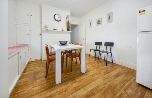 Portland Cottage | Tucked in behind the local Baker, centrally located.