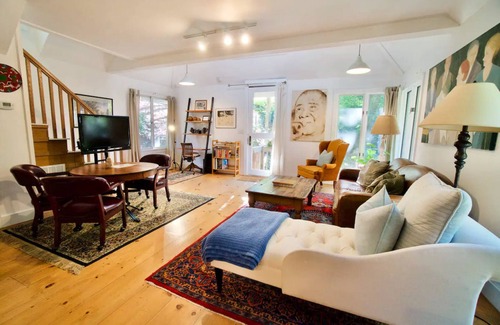 Noyack Apartment | Tucked into the quiet woods of Sag Harbor.
