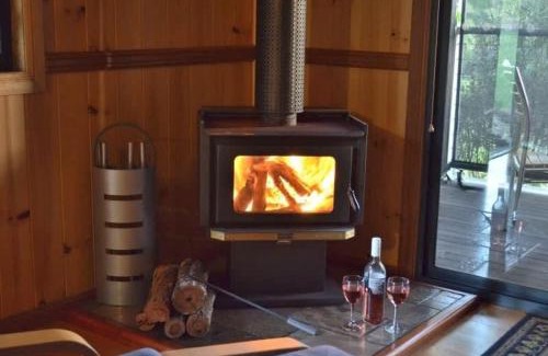 Rathdowney House | Tuckeroo Cottages - Kookaburra Cottage