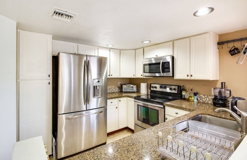 Quail Canyon Condo | Tucson Escape w/Outdoor Community Pool & Hot Tub!