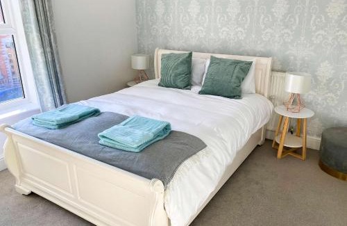 Gloucester House | Tudor Delightful House Central Gloucester By StayStaycations