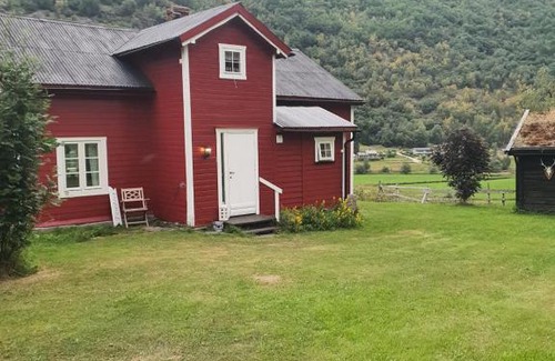 Borgund House | Tufte kårhus