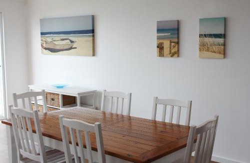Gorokan House | Tuggerah lakefront 4 bed 2 bath home with stunning views