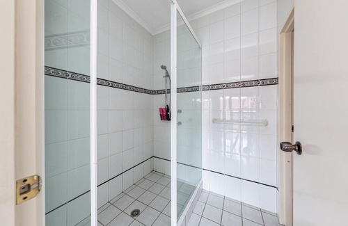 Greenway Apartment | Tuggeranong Short Stay #10C - Sleeps 6