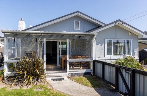 Whangamata House | Tui nest