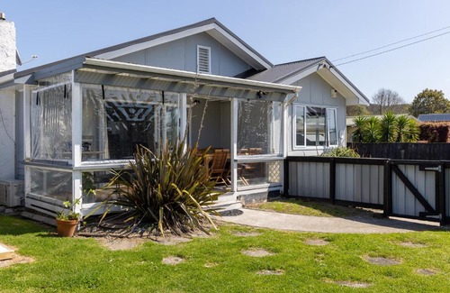 Whangamata House | Tui nest