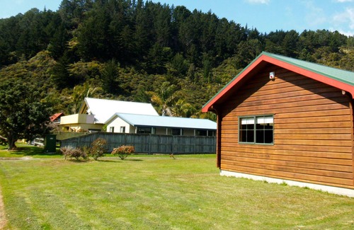 Rings Beach Cottage | TUI RETREAT - MATARANGI HOLIDAY HOME, family friendly in Rings Beach