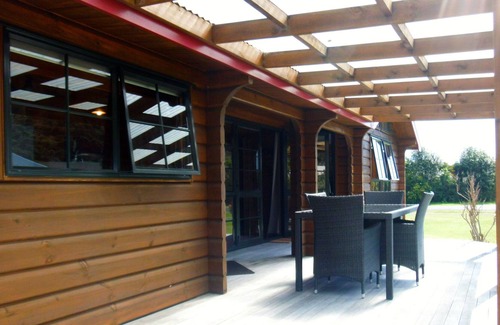 Rings Beach Cottage | TUI RETREAT - MATARANGI HOLIDAY HOME, family friendly in Rings Beach
