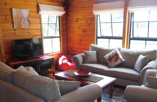 Rings Beach Cottage | TUI RETREAT - MATARANGI HOLIDAY HOME, family friendly in Rings Beach