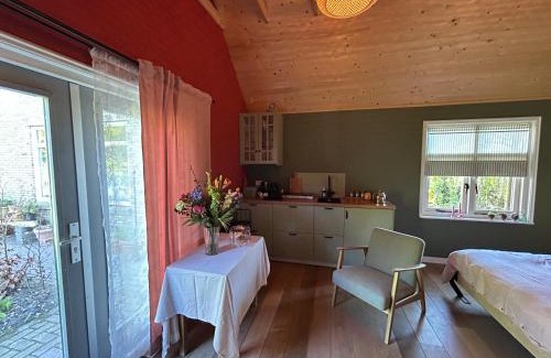 Wijckel Bed & Breakfast | Tuinhuisje in Theetuin Wijckel