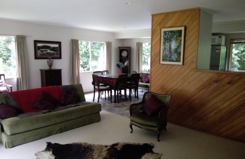 Kerikeri House | TUIS NEST- Private, yet central by river & Historical sites .8 nights stay min n