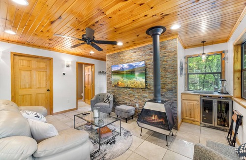 Camdenton House | Tulip House - 3 bedroom in back of cove