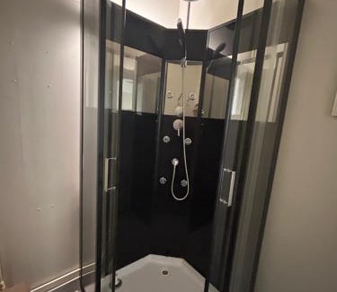 Ylamylly Apartment | Tunnelmallinen Karsikon kansakoulu - jaettu kylpyhuone