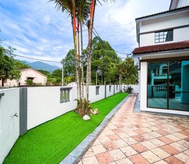 Kampung Aman House | Tupai Mas Semi-D 4BR 2mins to LakeGarden & Zoo