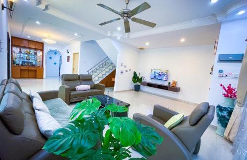 Kampung Aman House | Tupai Mas Semi-D 4BR 2mins to LakeGarden & Zoo
