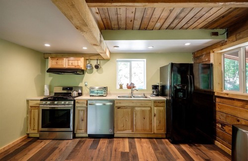 Stanton Cabin | Turkey Cove: Newly Renovated, Pet-Friendly 3BR Home with Hot Tub and Fireplace