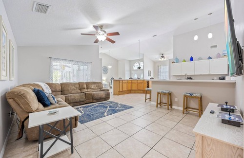 Rockledge House | Turquoise Turtle Cove-25 Minutes to the Beach and Port!