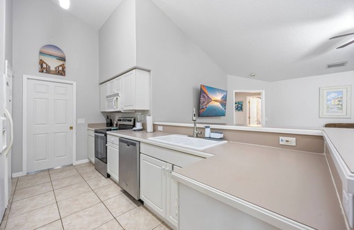 Rockledge House | Turquoise Turtle Cove-25 Minutes to the Beach and Port!