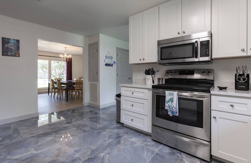Foley House | Turtle Time Retreat- Game Room, Hot Tub! Close To OWA, Tanger & Hospital!