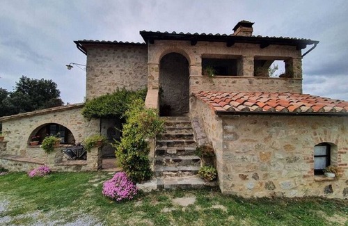 Seggiano House | Tuscan Scenic View Stay