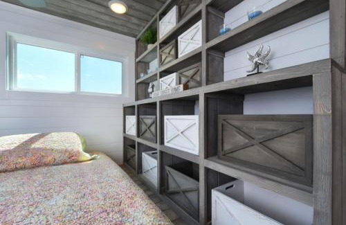 Nancy House | TV Blue Tiny Houseboat at Lake Cumberland Marina